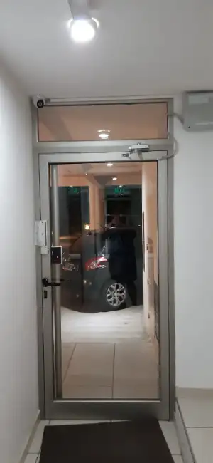 Montaje de sistema de seguridad con cámaras en una farmacia en Arturo Seguí