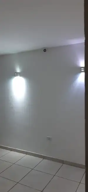 Técnico montando cámaras de vigilancia en un depósito en Tolosa