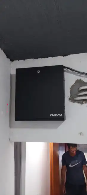 Instalador colocando cámaras de seguridad en un edificio en Gonnet