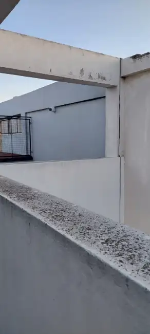 Técnico ajustando cámaras de videovigilancia en un club deportivo en La Plata