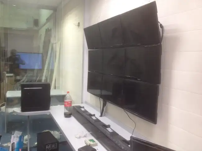 Instalación de domos de vigilancia en un colegio en El Mondongo