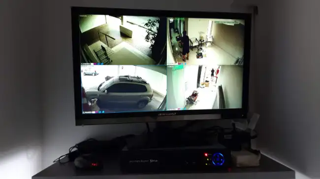 Colocación de cámaras para monitoreo en una clínica en Villa Castells