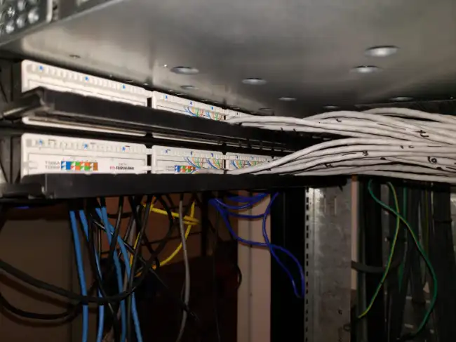 Montaje de cámaras de seguridad en un restaurante en La Plata centro